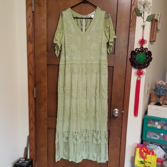 Embroidered lace over shorter stretch slip, zipper back-new. - Picture 1 of 2